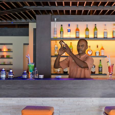 Villa Nautica Paradise Island Resort Himmafushi Esterno foto A bartender at work