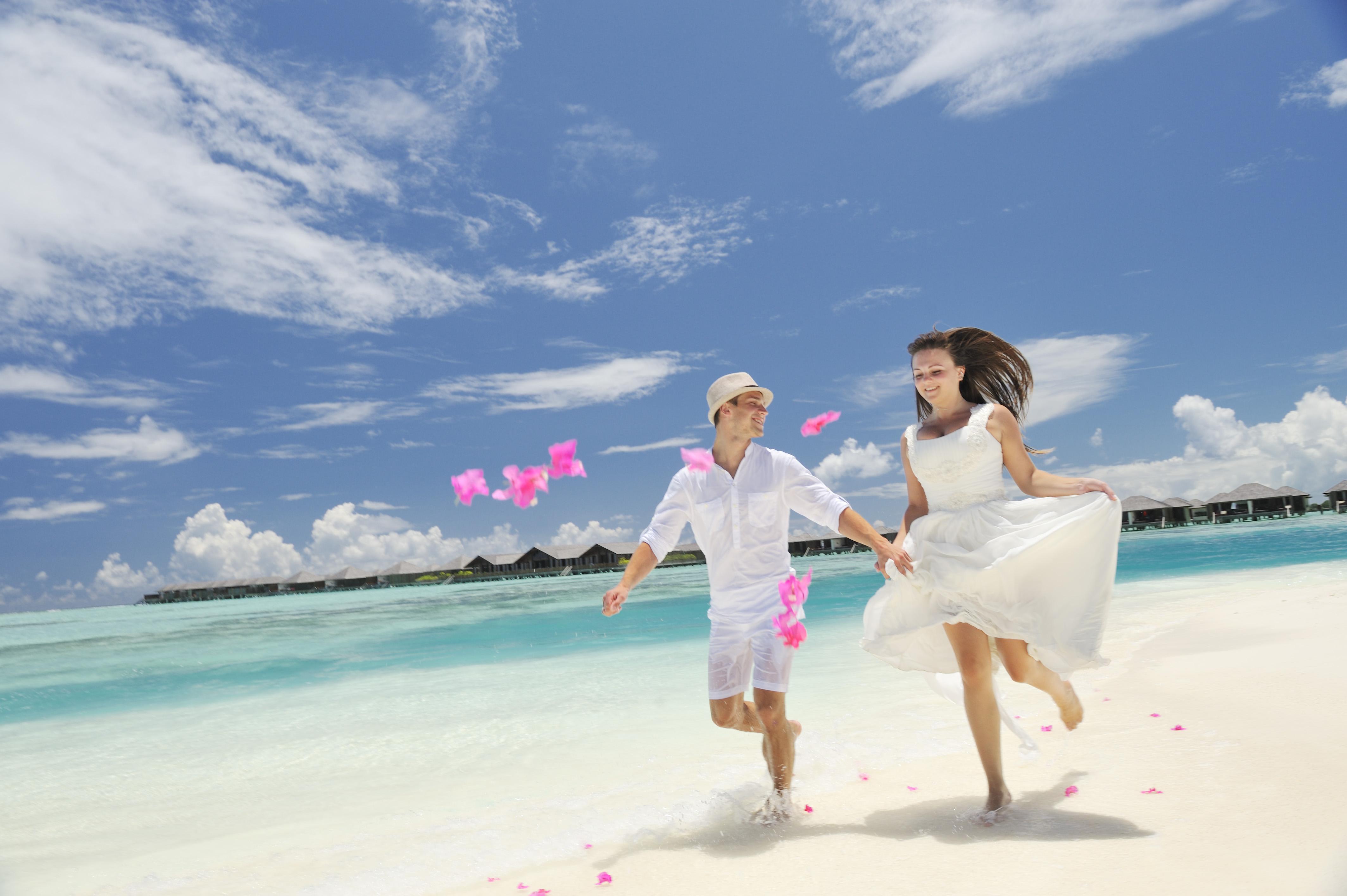 Villa Nautica Paradise Island Resort Himmafushi Esterno foto A couple on a beach