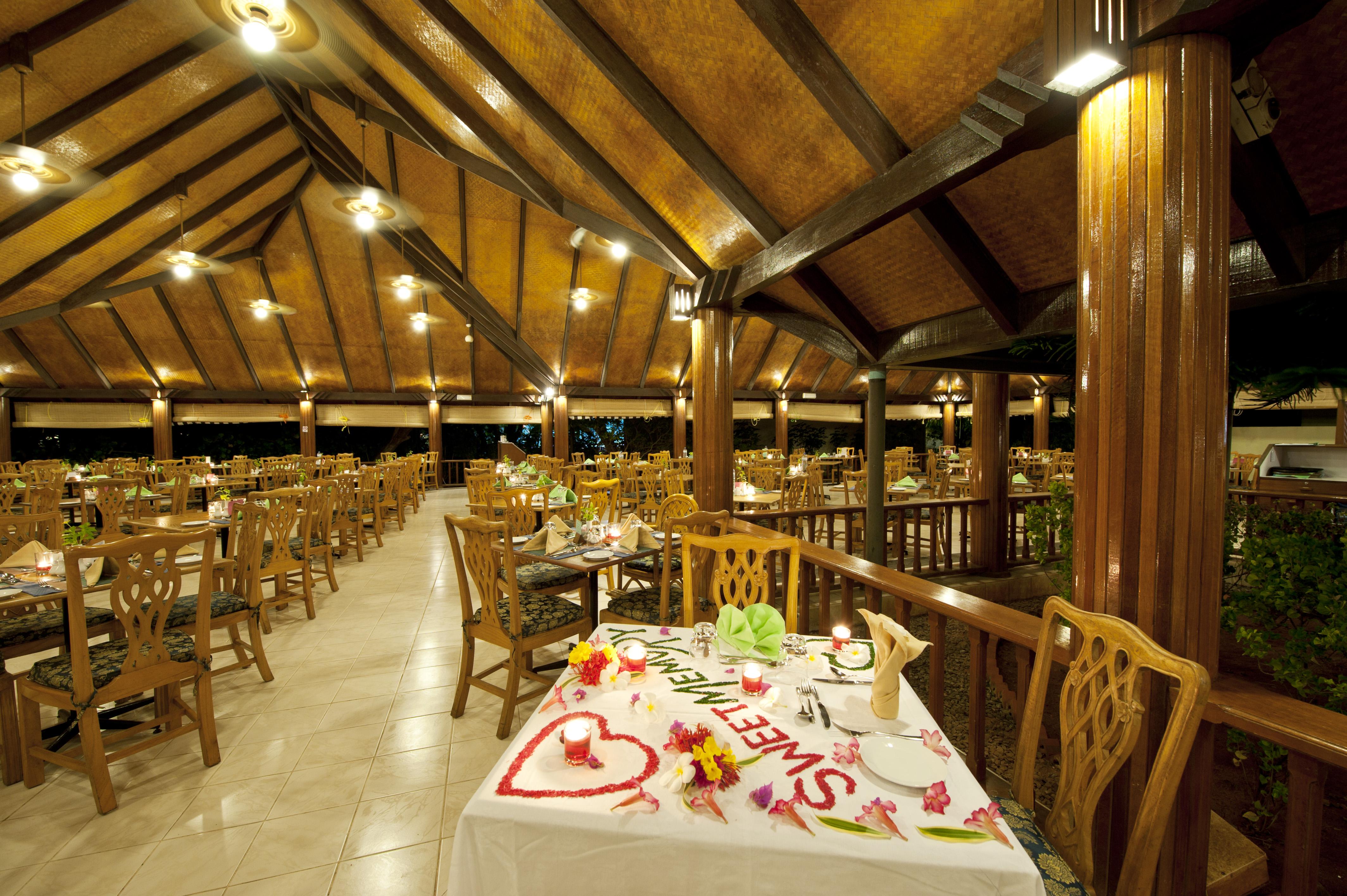 Villa Nautica Paradise Island Resort Himmafushi Esterno foto The interior of the restaurant