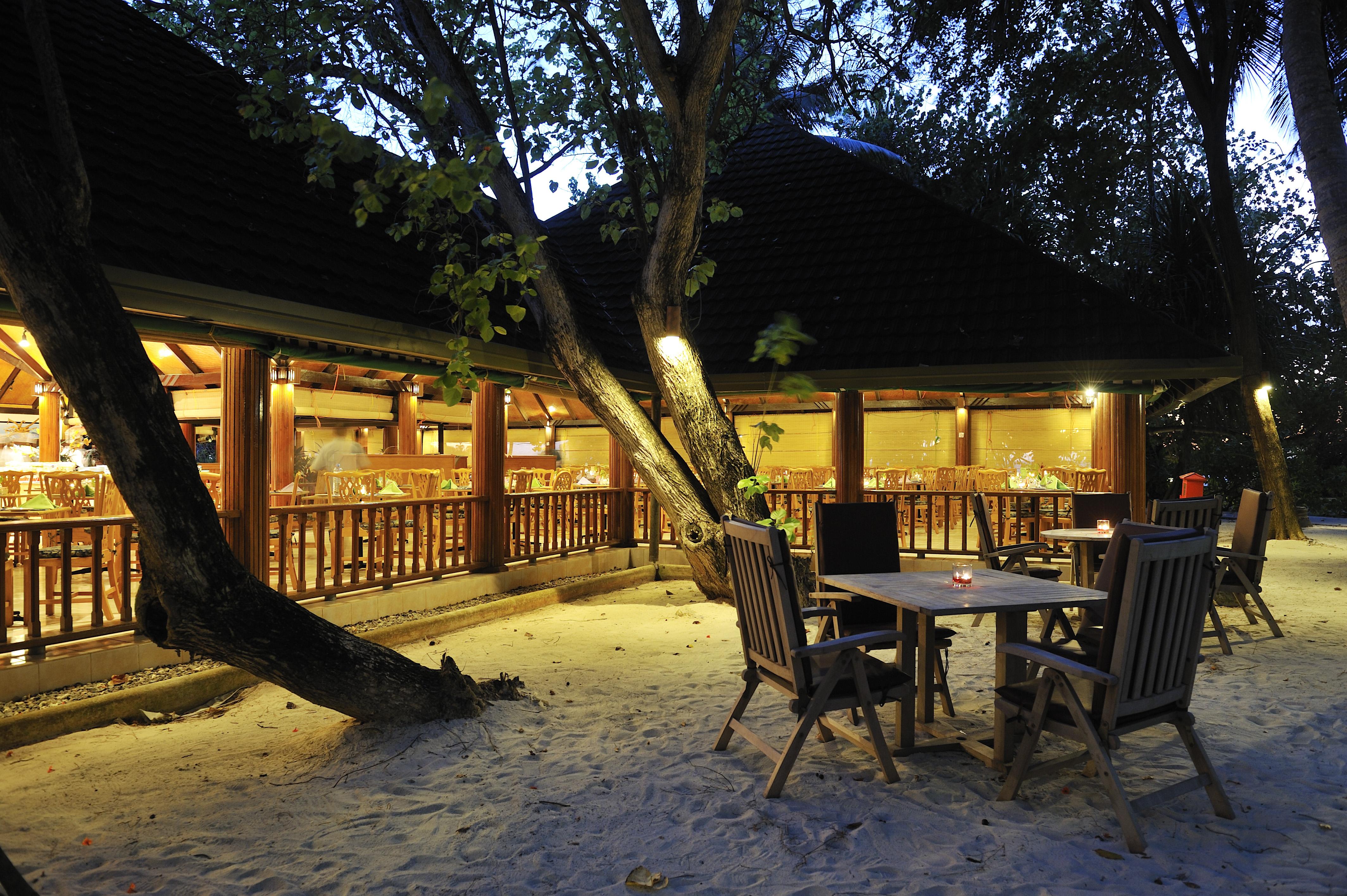 Villa Nautica Paradise Island Resort Himmafushi Esterno foto A restaurant in a resort