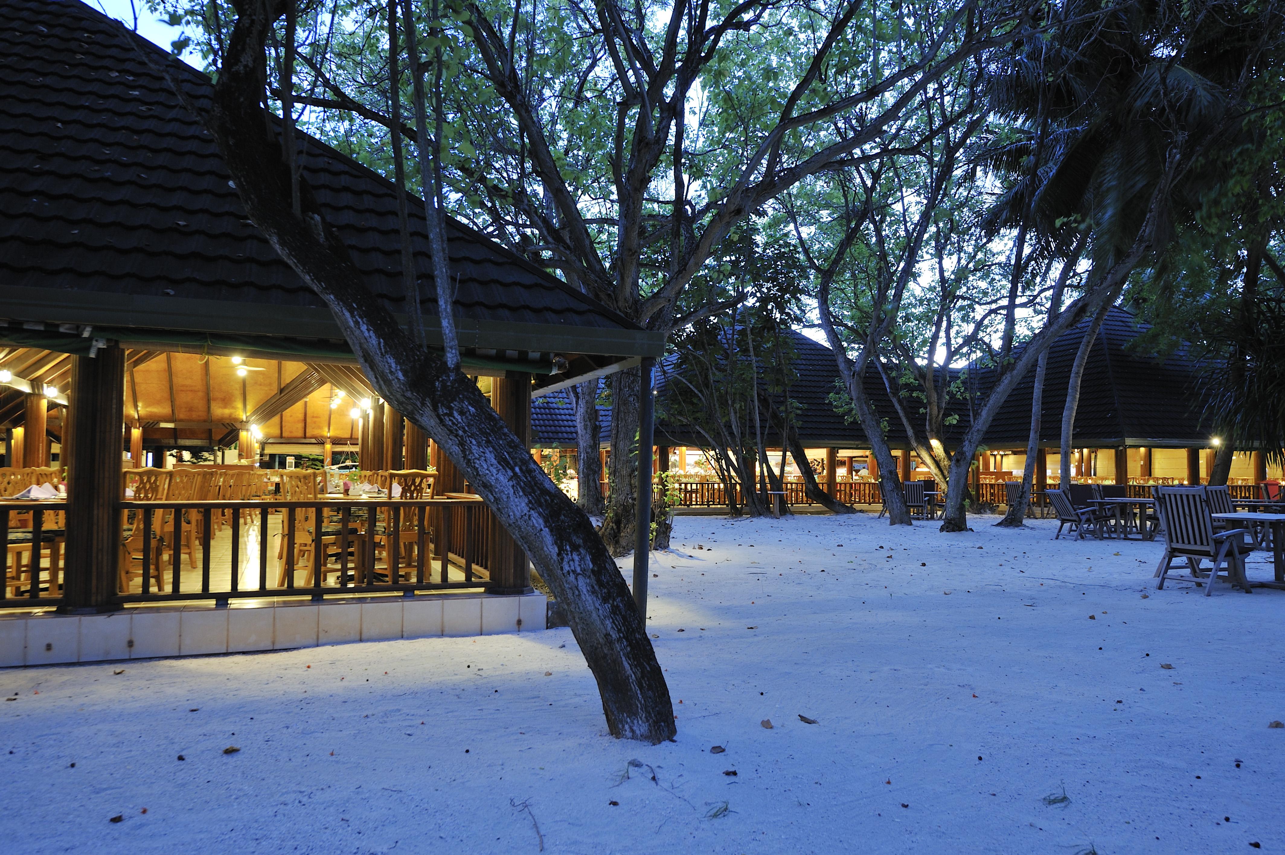 Villa Nautica Paradise Island Resort Himmafushi Esterno foto The restaurant at the resort