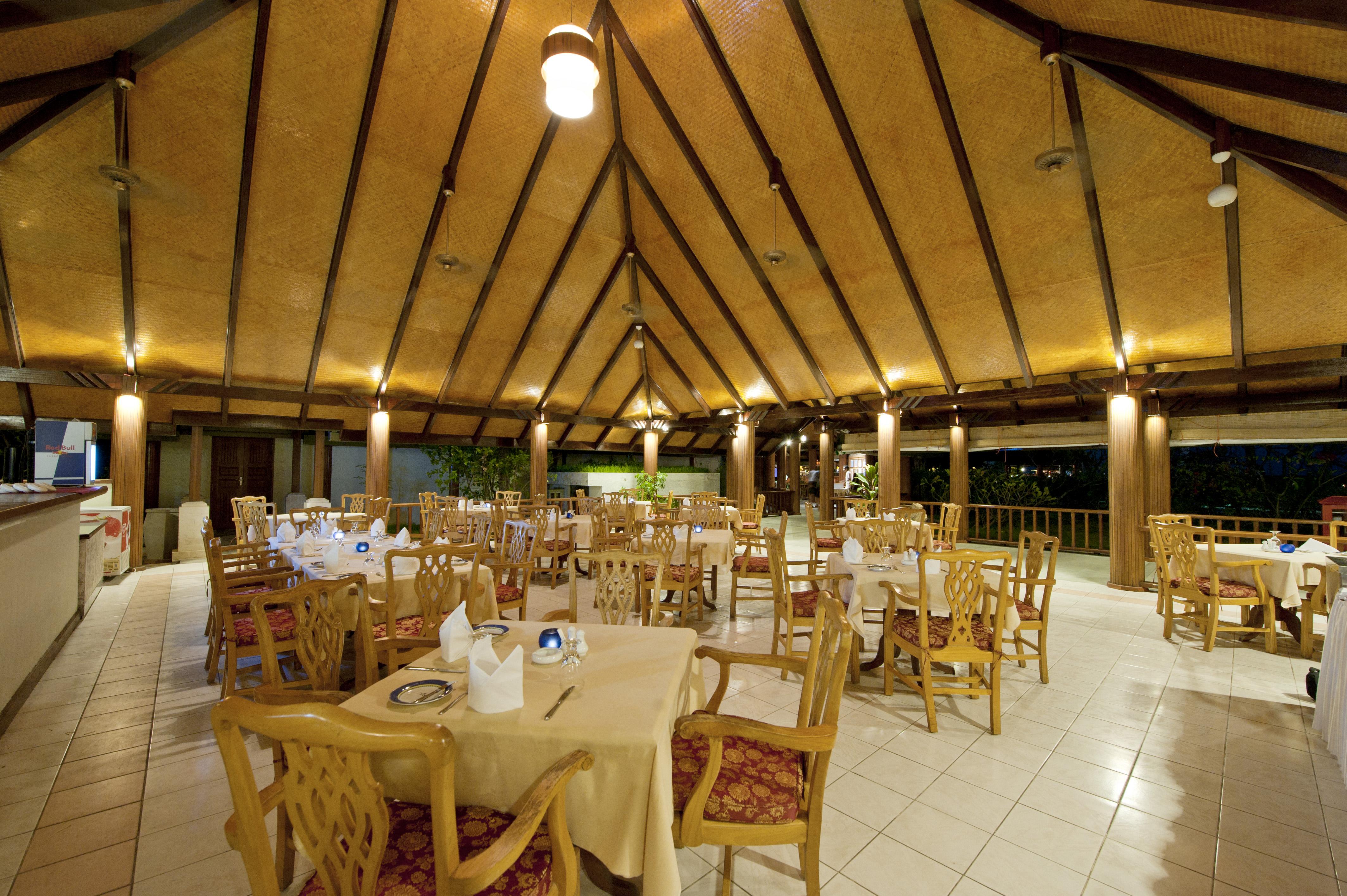 Villa Nautica Paradise Island Resort Himmafushi Esterno foto The interior of the restaurant