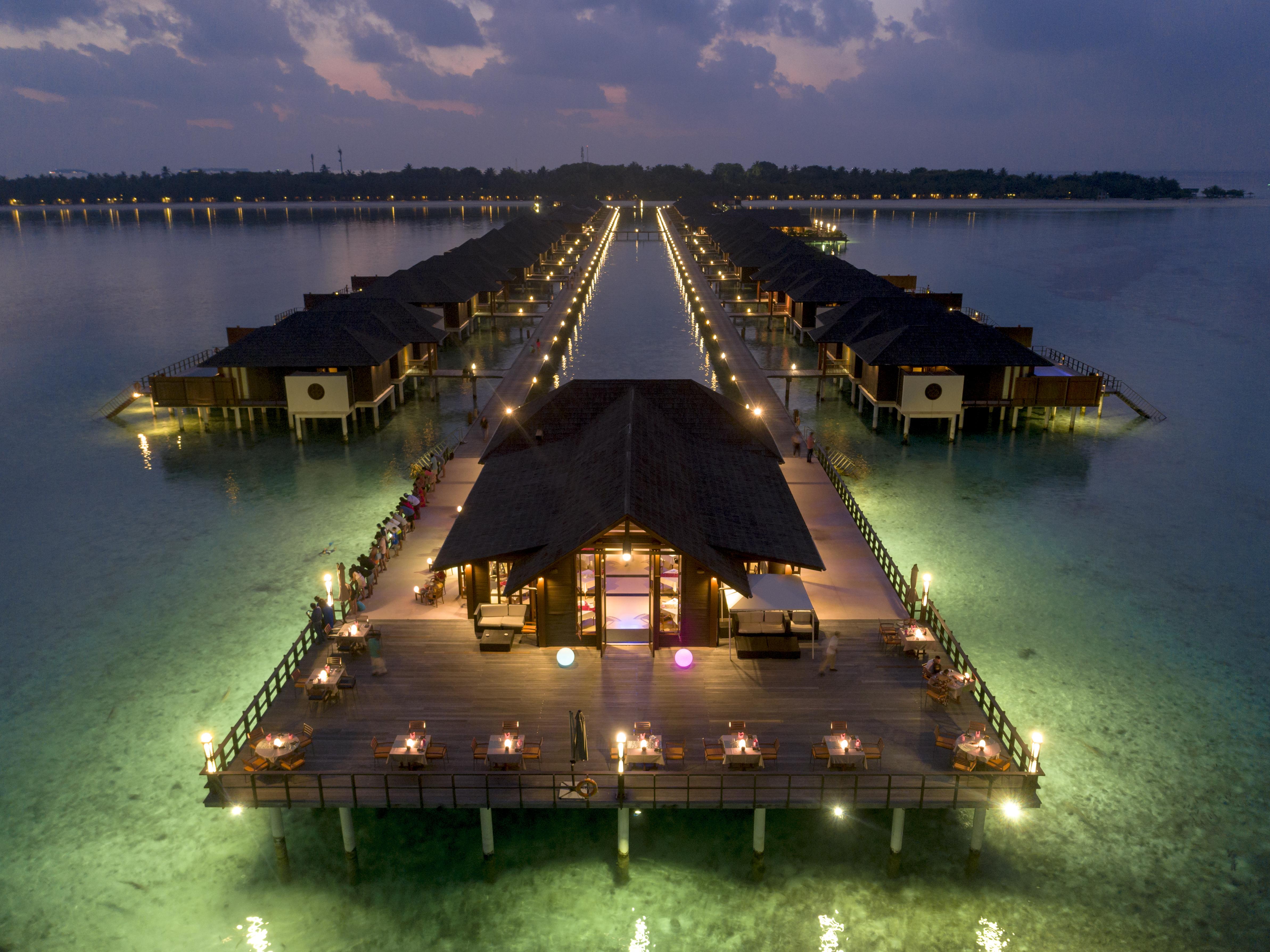 Villa Nautica Paradise Island Resort Himmafushi Esterno foto The resort at night