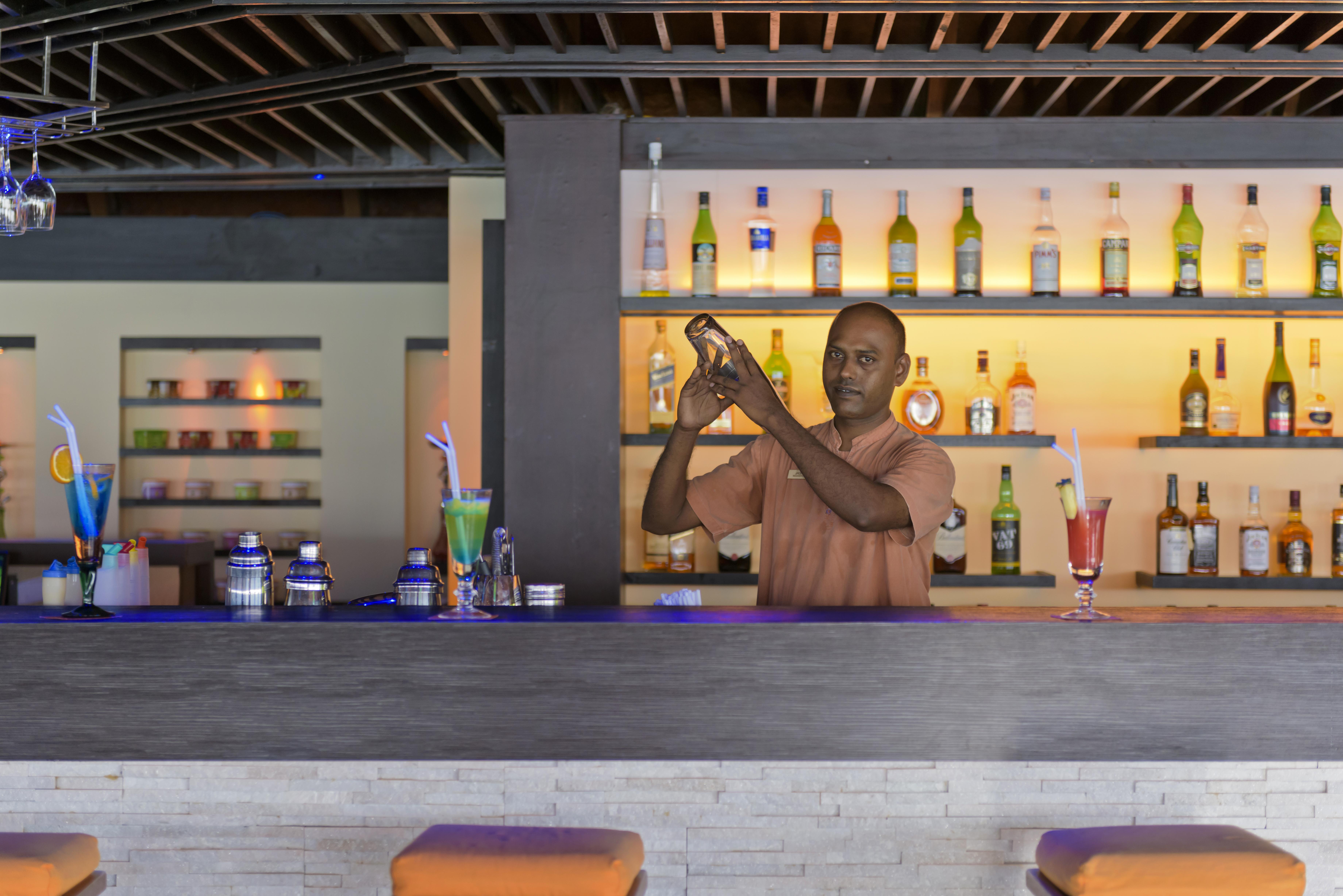 Villa Nautica Paradise Island Resort Himmafushi Esterno foto A bartender at work