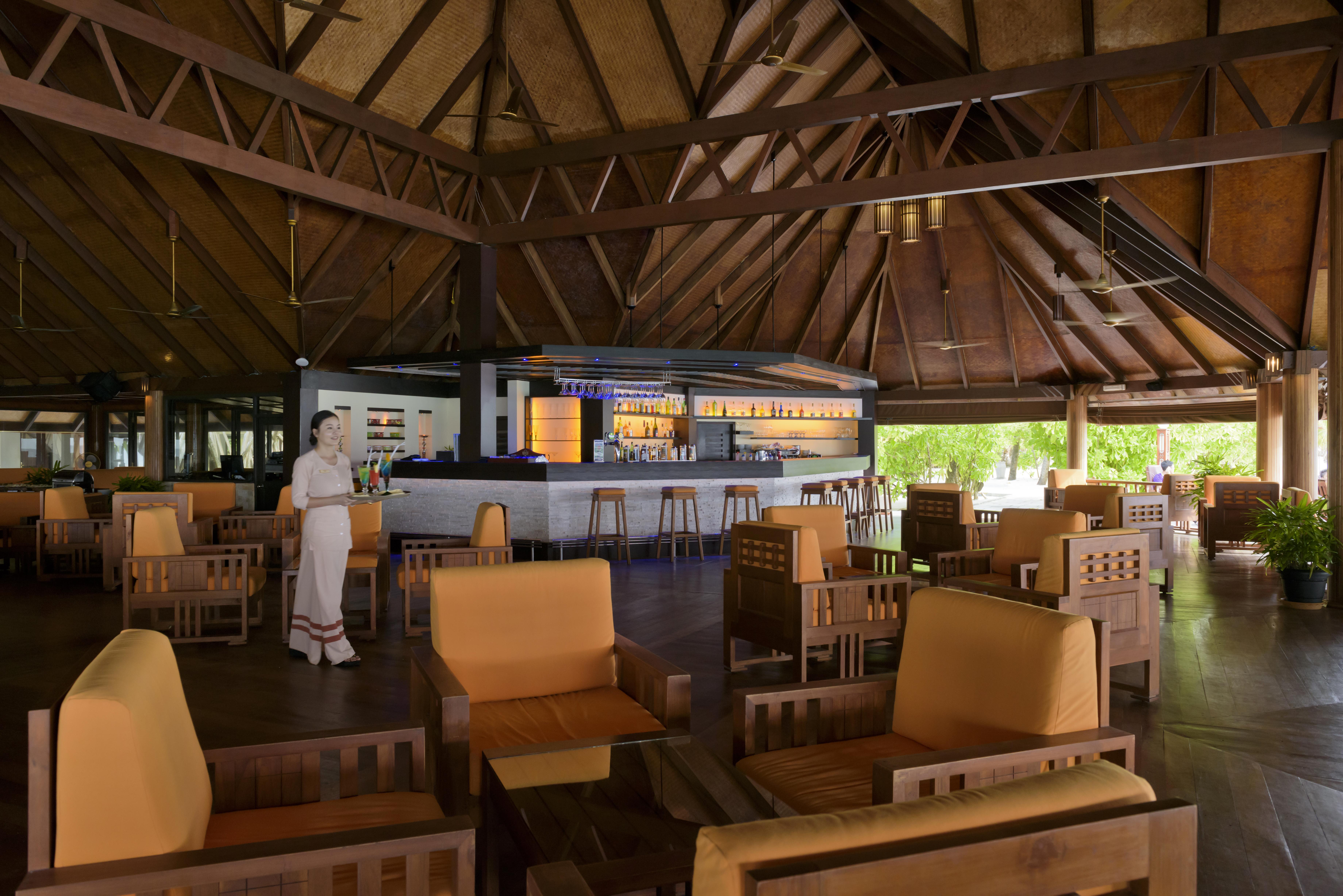Villa Nautica Paradise Island Resort Himmafushi Esterno foto The interior of the bar at the Four Seasons Resort Maldives at the Atrium