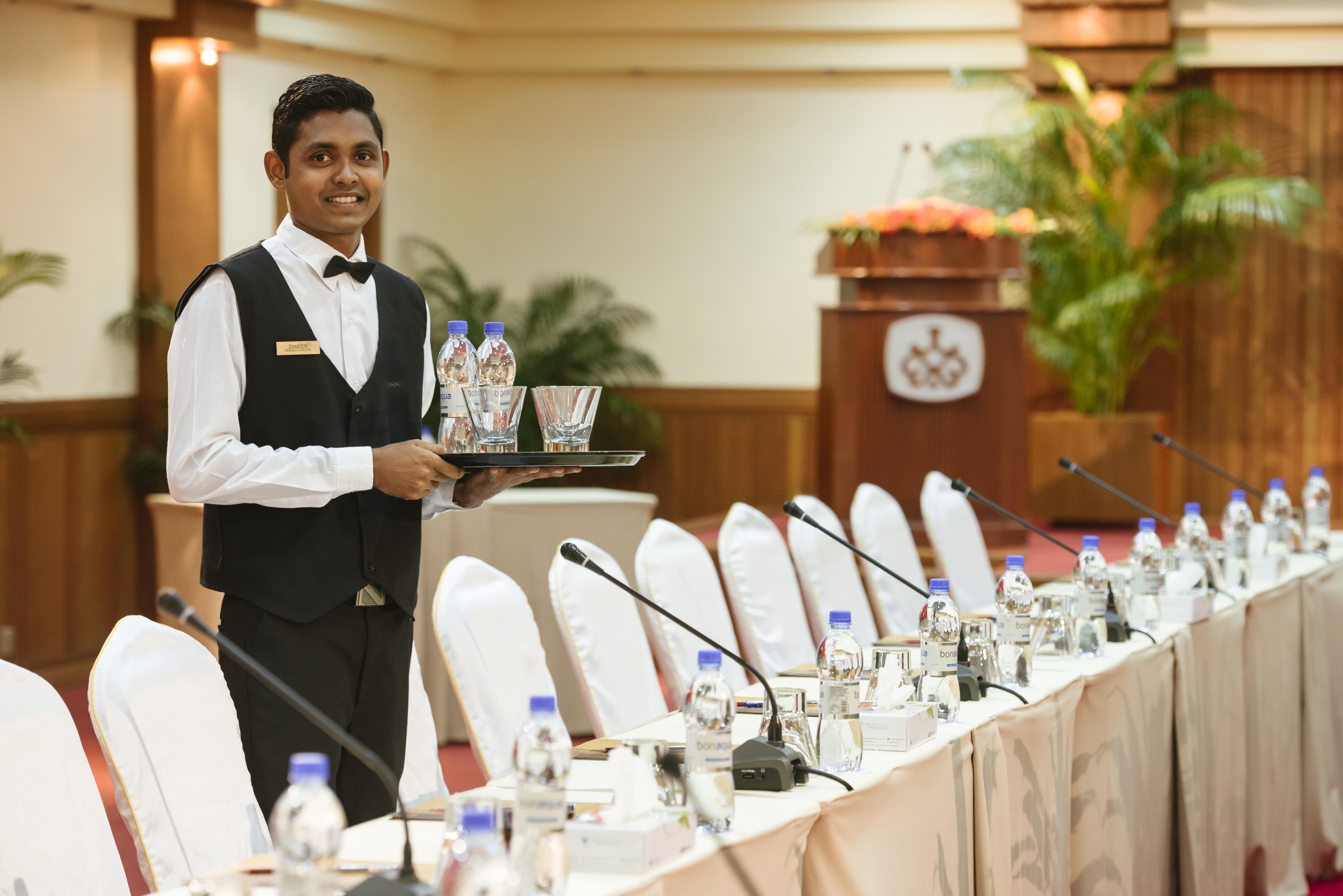 Villa Nautica Paradise Island Resort Himmafushi Esterno foto A hotel butler