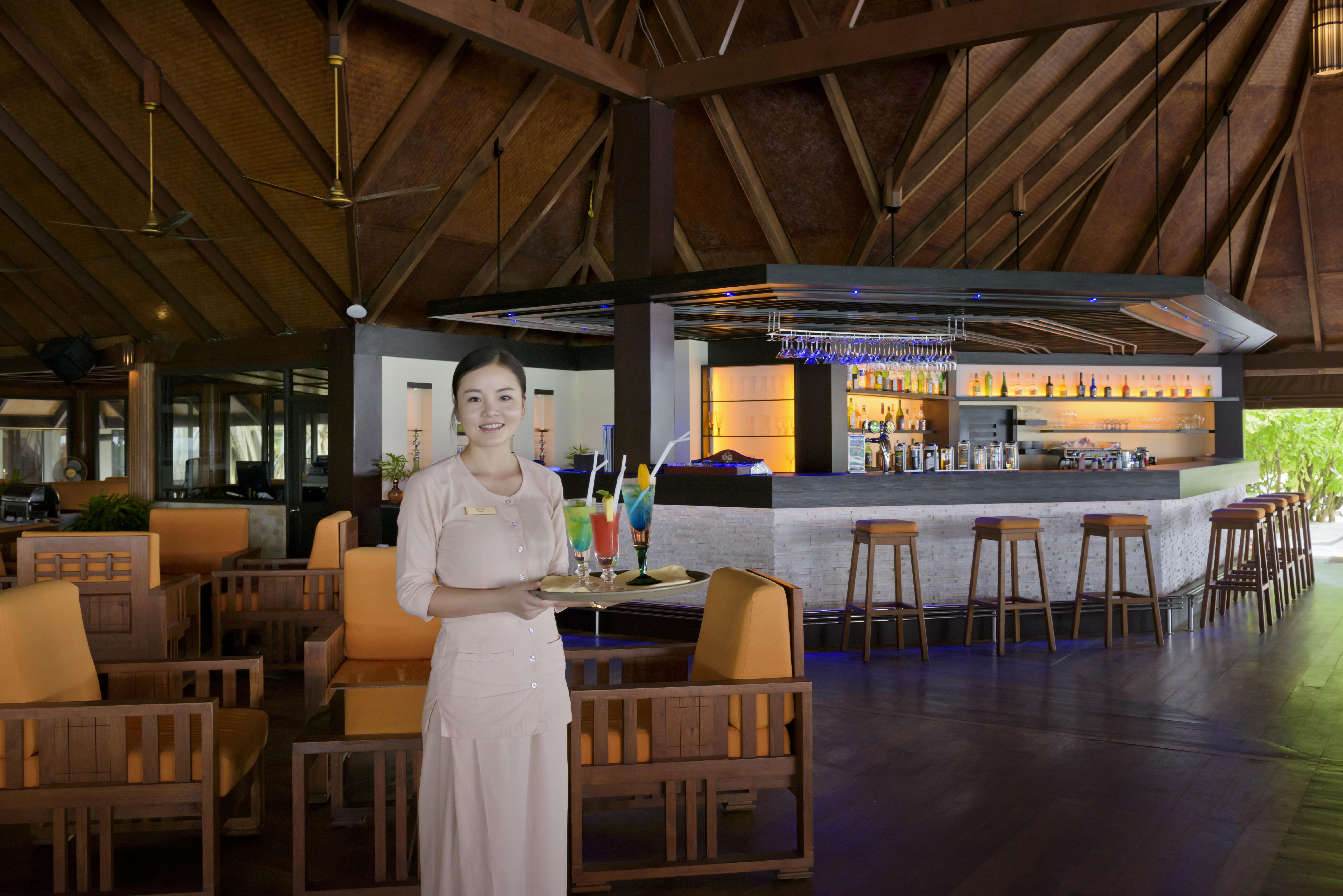 Villa Nautica Paradise Island Resort Himmafushi Esterno foto A waitress at a resort