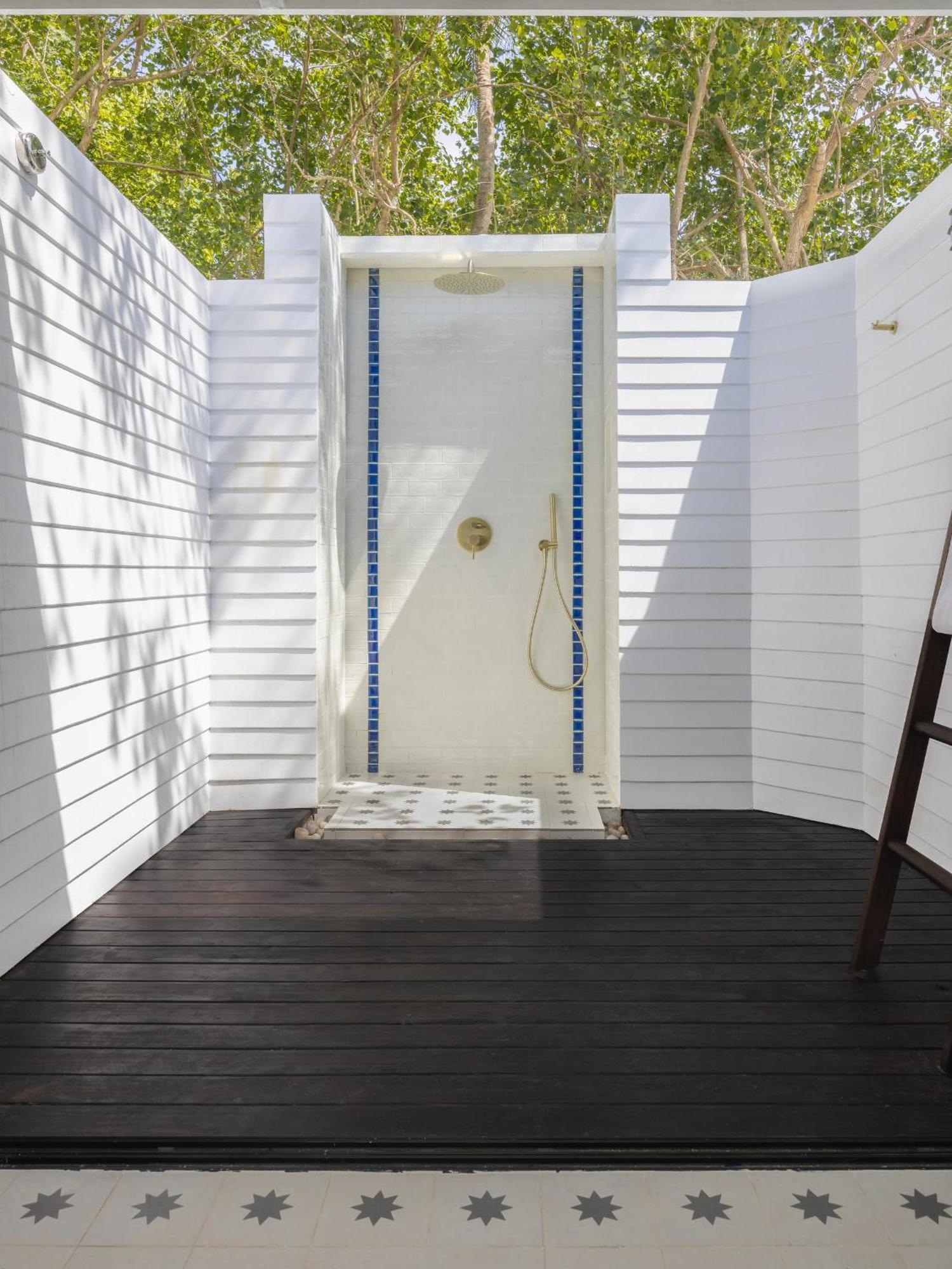 Villa Nautica Paradise Island Resort Himmafushi Esterno foto A shower